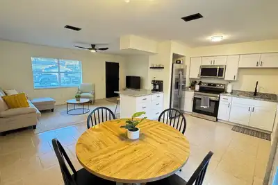 Image de Charming Lake Town Home with WiFi