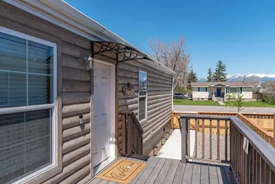 Image de Comfy Lodge House - 3br+Bbq - 5 min to Bzn Airport