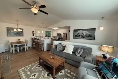 Image de Beautifully Renovated Family Haven - Spacious, Stylish & Ready to Welcome You!