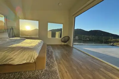 Image de Luxurious Retreat with Mountain Views, full Gym, 25 minutes from beach
