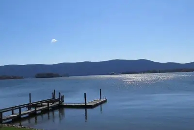 Image de Be Our Guest - Big Lakefront Townhome!