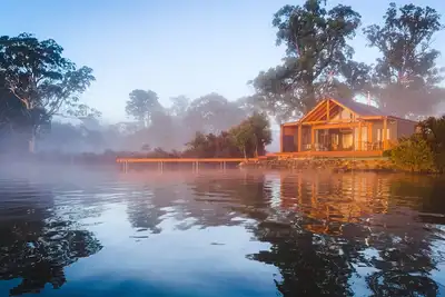 Image de The Doctor‘s - Luxury lakefront container chalet