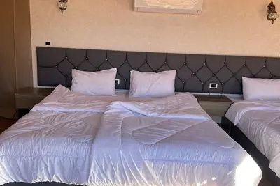 Image de Spacious 9-bedroom chalet in charming Wadi Rum Village with Ac