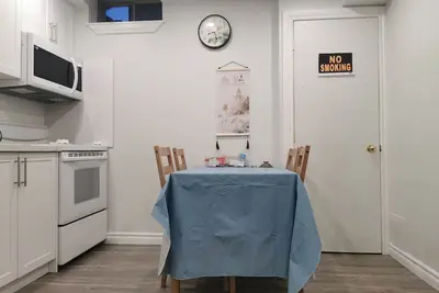 Image de Perfect location comfort private house lower level 2 bedroom