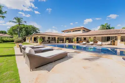 Image de Elegant 5br Villa with Golf Views, Private Pool, Staff + Golf Carts
