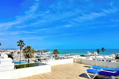 Image de Stunning Sunrise&Sunset Rooftop Condo by BeCherish