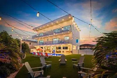 Image de Marathon Sombrero Beach  5 min to Beach, Pool, Jacuzzi, 70' Boat Dock, elevator