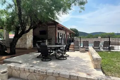 Image de Ringers Lodge   Spacious 6-bedroom house on the River in charming Concan