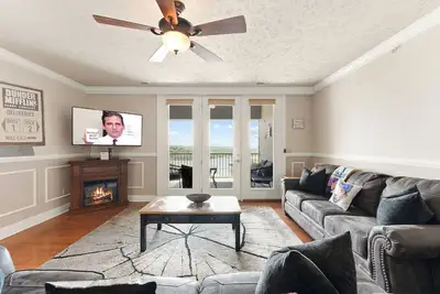 Image de Dunder Mifflin Branson! Office-Themed Lake Condo