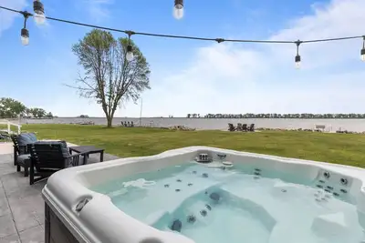 Image de Lake Front|HotTub|Firepit|Grill| Sleeps 7!