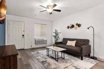 Image de 2 Bed Getaway with Free Parking & Modern Comforts