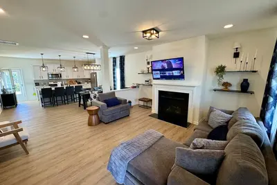 Image de New 4 Bedroom in Quiet Neighborhood w/ Sidewalks & Parks