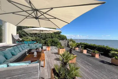 Image de La villa Cissia  et sa terrasse vue sur la plage, pour des moments de rêves.