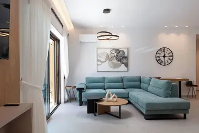 Aria's apt, chic & modern, close to the beach!
