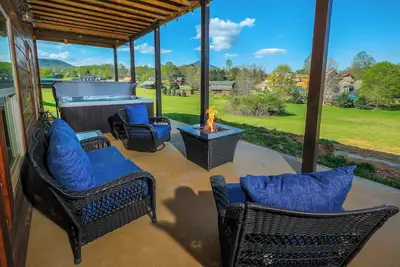 Image de Brand new gorgeous 5br cabin with mtn views, game room, hot tub, movie theater!