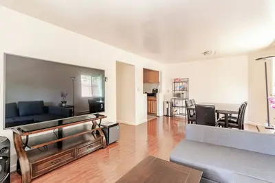 Image de Modern & Cozy 2 Bedroom 2 Bathroom Suite with Sofabed 75\" Tv