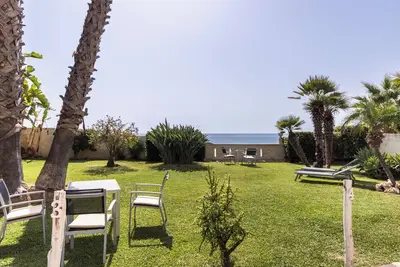 Three-room apartment by the sea in a great location