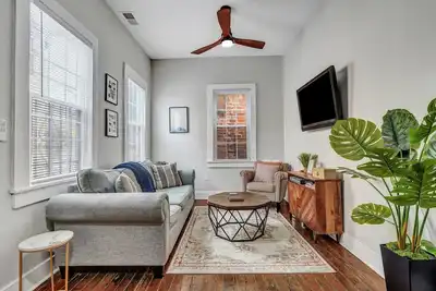 Image de Azalea Cottage: Chic Savannah Home Near Forsyth by Lucky Savannah