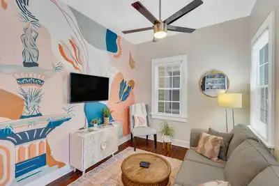 Image de Hidden Historic District Gem in Walkable Location by Lucky Savannah