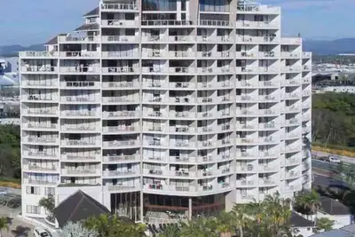 1-bedroom sub penthouse rooftop apartment with WiFi, Ac in gorgeous Broadbeach
