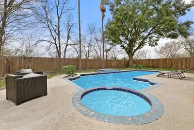 Image de Spring Tropical Paradise / 4 Bd 4Ba / Pool & Balcony Reserved