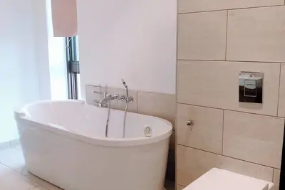 Spacious 3-bedroom apartment with WiFi, Ac in delightful Accra