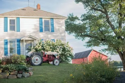 Image de Farmhouse and Forest Sanctuary at Lily Springs Farm