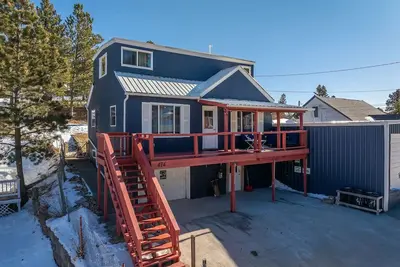 Image de Charming 3-bedroom miners theme with WiFi and Ac in fabulous Lead.