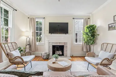 Image de Charming Cottage mins to Dt, landmarks, & more!
