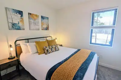 Image de Hawk's Nest Retreat: Modern Townhome in Quiet Neighborhood