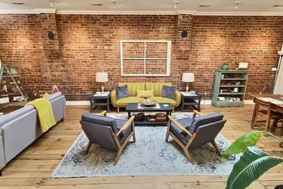 Image de R&R Guest House- Renovated Downtown Gem, Patio