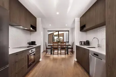 Image de Stylish Brand New Sunny 3Bdrm 3Bth garage sleeps 6