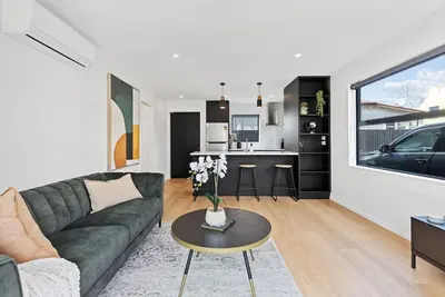 Image de Peaceful Elegant Designated Park King Bed.