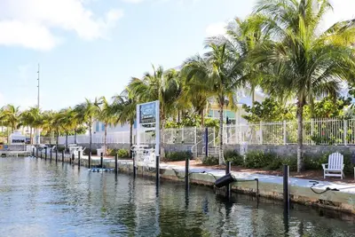 Marathon Beachfront | 2Kings, Veranda + 2LuxeBaths