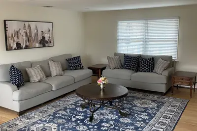 Image de Cozy Modern 4br Retreat on 1. 5 Private Acres Near Yale & Trails