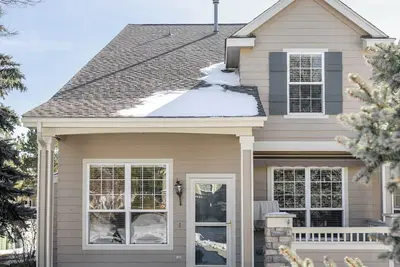 Image de Nest out west in this professionally designed 2 Bd/3 Ba townhome. Sleeps 6.