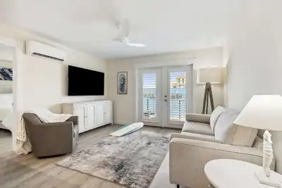 Image de Delight in Ocean Views from Quaint Room in Beautiful Neptune Beach with Pool