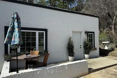 Image de Historic District Cottage steps from Hot Springs National Park & Bathhouse Row