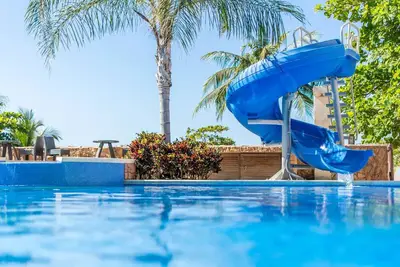 Image de Create Unforgettable Memories with Beachfront Dining & Entertainment