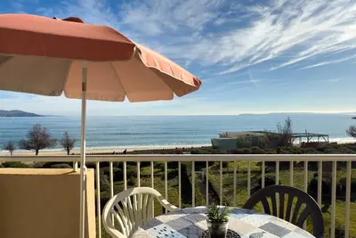 Image de C21Locationvacances T2 pied dans l'eau- Vue mer commerces