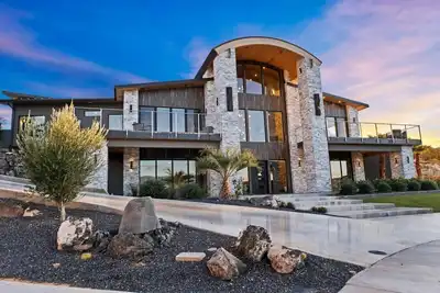 Image de Chateau 58 ~ Ultra Luxury Mansion ~ Pool ~ Events!