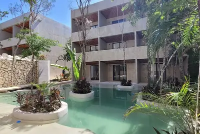 New Luxury Studio with Swim-Up Pool