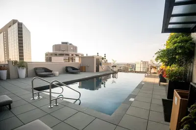 Image de Affordable Urban Suite with Stunning City Views | 2 Suites | Rooftop Pool