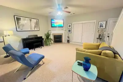 Image de Charming 2-Master Bedroom Townhome w/ Piano & Free Parking