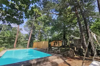Maison au coeur de la nature avec grande piscine, idéale pour les familles.