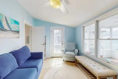 Image de Cozy lakeside escape with screened porch, deck, & Ac