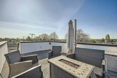 Image de Elegant Townhome with a Breathtaking Rooftop View