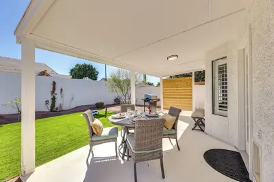 Image de 4 Mi to Superstition Springs: Haven w/ Hot Tub!