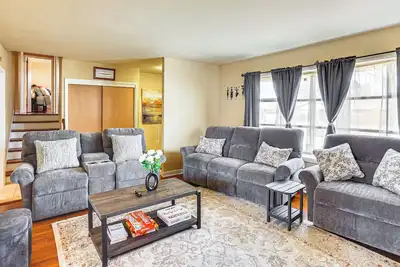 Image de 3 Mi to Berkshire Mall: Suburban Stay w/ Yard!