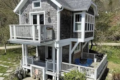 Image de Baker Bay Retreat: Waterfront Cottage With Outdoor Soaking Tub and Private Pier